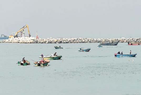 ၂၀၁၇ အောက်တိုဘာ ၂၇ ရက်တွင် ကိုလံဘိုရှိ အပြည်ပြည်ဆိုင်ရာ ဆိပ်ကမ်းဝင်ပေါက်အနီး ငါးဖမ်းလှေများကို တွေ့ရစဉ် (Photo: AFP)