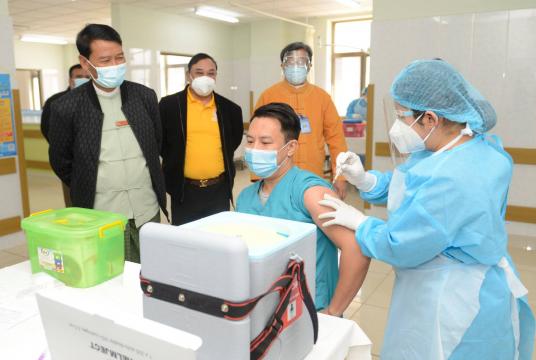 လားရှိုးမြို့နယ်အတွင်းရှိ ကျန်းမာရေးဝန်ထမ်းများအား COVID-19 ကာကွယ်ဆေးကို စတင်ထိုးနှံစဉ် (ဓာတ်ပုံ - ထွန်းနေလှိုင်) 