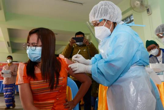 လားရှိုးမြို့နယ်အတွင်း ကျန်းမာရေးဝန်ထမ်းများအား COVID-19 ကာကွယ်ဆေး စတင်ထိုးနှံစဉ် (ဓာတ်ပုံ-ထွန်းနေလှိုင်)