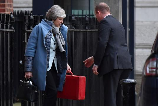 ဇန်နဝါရီ ၁၈ ရက်တွင် လန်ဒန်၌ ဒေါင်းနင်းလမ်းရုံးမှ ဝန်ကြီးချုပ် မေ (ဝဲ) က ထွက်ခွာလာစဉ် (Photo: AFP)