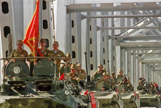 ဥဇဘက်မြို့ တာမက်မှတစ်ဆင့် ဆိုဗီယက်တပ်နီတော်များ အာဖဂန်နစ္စတန်မှ ဆုတ်ခွာနေပုံ မြင်ကွင်းတစ်ရပ် (Photo:RFE)