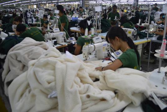မြန်မာနို်င်ငံရှိ အထည်ချုပ်လုပ်ငန်းတစ်ခု၏ လုပ်ငန်းခွင်ကို တွေ့ရစဉ်