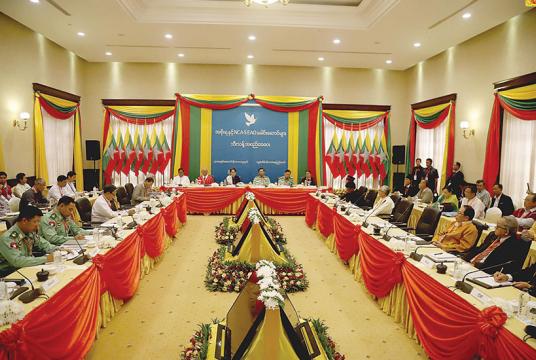 အောက်တိုဘာ ၁၅ ရက်က နေပြည်တော်၌ ပြုလုပ်သည့် အစိုးရ၊ တပ်မတော်၊ NCA-S EAO ခေါင်းဆောင်များ သီးသန့်အစည်းအဝေးအား တွေ့ရစဉ် (ဓာတ်ပုံ-နိုင်ငံတော်အတိုင်ပင်ခံရုံး)
