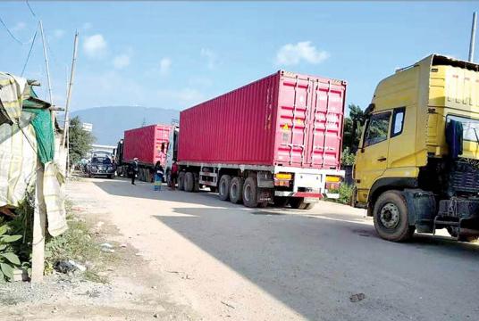 မူဆယ်မြို့နယ် ကျင်ဆန်းကျော့ နယ်စပ်ကုန်သွယ်ရေးဂိတ် စတင်စမ်းသပ်ဖွင့်လှစ်သည့် နိုဝင်ဘာ ၂၆ ရက်က မြင်ကွင်း (ဓာတ်ပုံ - ပြည့်စုံ)