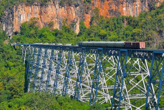 နောင်ချိုမြို့နယ်ရှိ ကမ္ဘာကျော်ဂုတ်ထိပ်တံတားကို တွေ့ရစဉ် (ဓာတ်ပုံ-စိုင်းထွန်းနေလှိုင်)