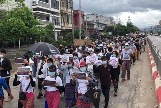 ဇွန် ၂၈ ရက်ကနမ့်ခမ်းမြို့တွင် SSPP အား အလိုမရှိကြောင်း ဒေသခံများ ဆန္ဒပြနေစဉ် (Photo: Khure Khure)
