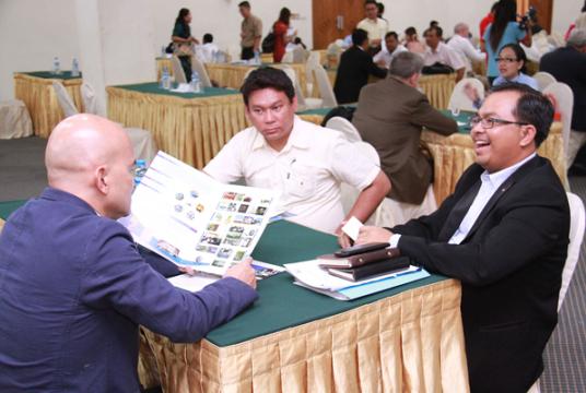  မူဆယ် (၁၀၅) မိုင် နယ်စပ်ကုန်သွယ်ရေးဇုန်သို့ ဖြတ်သန်းသွားလာနေသည့် ကုန်တင်ယာဉ်များကို လားရှိုး - မူဆယ် ပြည်ထောင်စု လမ်းမကြီးပေါ်တွင် ဒီဇင်ဘာ ၃ ရက်က တွေ့ရစဉ် (ဓာတ်ပုံ-ထွန်းနေလှိုင်)