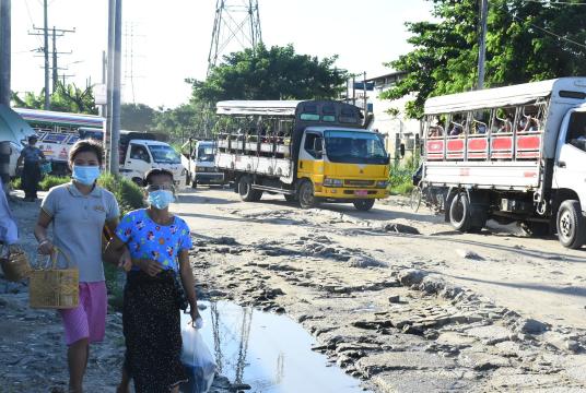 လှိုင်သာယာစက်မှုဇုန်တွင် လုပ်ငန်းခွင်ဝင်မည့် အလုပ်သမားကို တွေ့ရစဉ် 