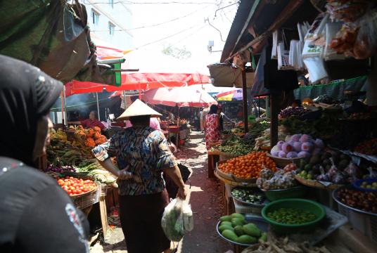 ရန်ကုန်မြို့ရှိ ဈေးတစ်ဈေးမှ ဈေးသည် ဈေးဝယ်တို့ကို တွေ့ရစဉ် (ဓာတ်ပုံ-ကြည်နိုင်)