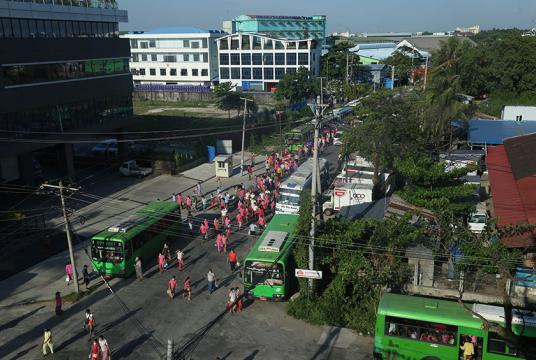 ရန်ကုန်မြို့ စက်မှုဇုန်တစ်ခုတွင် ဝန်ထမ်းများ အလုပ်ဆင်းချိန်မြင်ကွင်း (ဓာတ်ပုံ - သီဟအောင်)