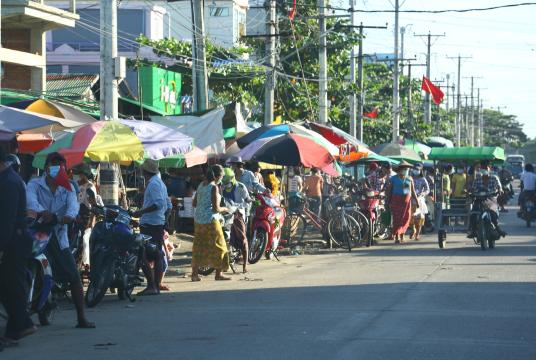 ရန်ကုန်မြို့ လှိုင်သာယာမြို့နယ်အတွင်း သွားလာလှုပ်ရှားနေသည့် လူနေမှုမြင်ကွင်းများ