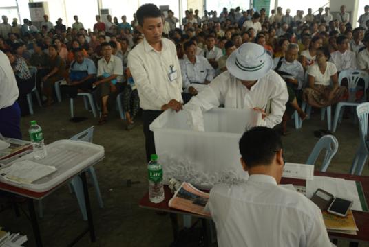 ရန်ကုန်လေဆိပ်၌ ဒေါက်တာထွန်းဝင်းနှင့် ကြိုဆိုနေသူများအား တွေ့ရစဉ် (ဓာတ်ပုံ-သီဟအောင်)