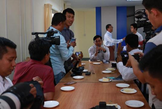 နိုင်ငံတော်သမ္မတရုံး ပြောရေးဆိုခွင့်ရှိသူ ဦးဇော်ဌေးနှင့် အိမ်တော်သတင်းထောက်များ ဇန်နဝါရီ ၁၉ ရက်က အလွတ်သဘောတွေ့ဆုံနေစဉ်