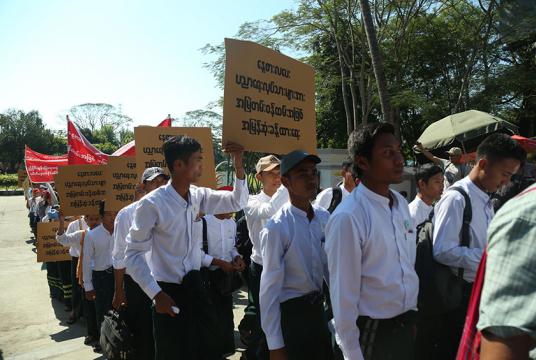 နေ့စားလပေးပညာရေးဝန်ထမ်းများအား အမြဲတမ်းခန့်အပ်ပေးရန် ဇန်နဝါရီ ၂၀ ရက်က ရန်ကုန်မြို့တွင် နေ့စားပညာရေးဝန်ထမ်းများ ဆန္ဒပြတောင်းဆိုနေစဉ် (ဓာတ်ပုံ - ကြည်နိုင်)