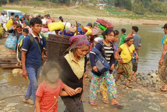  ကချင်စစ်ဘေးရှောင်အချို့ကို တွေ့ရစဉ် (ဓာတ်ပုံ- Kachin Youth Movement)