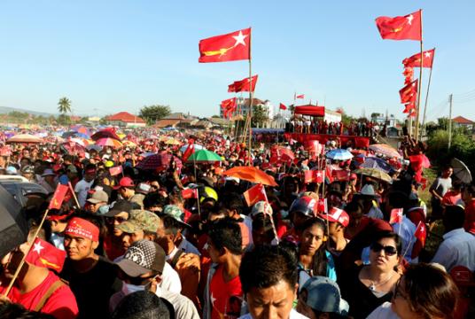 ရန်ကုန်စတော့အိတ်ချိန်းအား လာရောက်လေ့လာကြည့်ရှု နေသူများကို တွေ့ရစဉ်