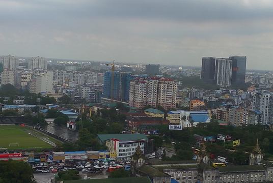 စီးပွားရေးမြို့တော် ရန်ကုန်၏ အိမ်ရာအဆောက်အအုံများကို တွေ့ရစဉ် (ဓာတ်ပုံ-နီလာ)