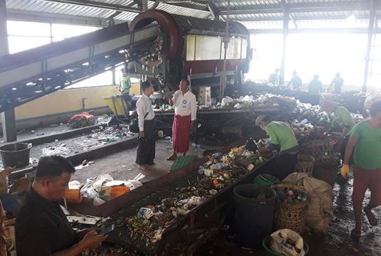ကျိုက်ထီးရိုးတောင်ပေါ် ရင်ပြင်တော်စခန်းအနီးရှိ အမှိုက်ဖျက်ဆီးစက်တွင် အမှိုက်များကို ခွဲခြားဖျက်ဆီးနေစဉ်