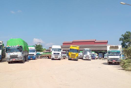 မြန်မာ-ထိုင်း နယ်စပ်ကုန်သွယ်မှု ဆောင်ရွက်သည့် မြဝတီ နယ်စပ်ကုန်သွယ်ရေးစခန်းကို တွေ့ရစဉ်