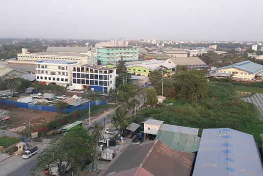ကုန်ထုတ်စက်ရုံများ လည်ပတ်နေသော ရန်ကုန်မြို့ရှိ စက်မှုဇုန် တစ်နေရာကို တွေ့ရစဉ် (ဓာတ်ပုံ-စည်သူအောင်)