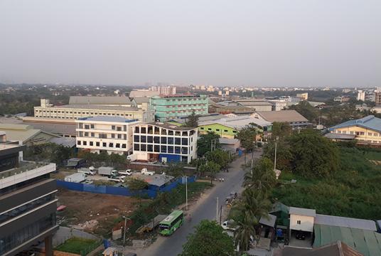 ရန်ကုန်မြို့ စက်မှုဇုန်တစ်နေရာရှိ ကုန်ထုတ်စက်ရုံများကို တွေ့ရစဉ် (ဓာတ်ပုံ-စည်သူအောင်)