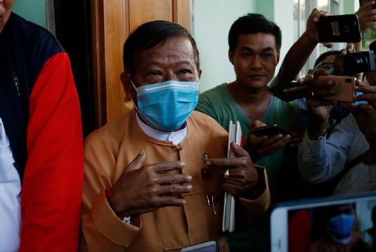 သတင်းထောက်များ၏ မေးမြန်းမှုကို မန္တလေးတိုင်းဒေသကြီး ဝန်ကြီးချုပ် ဒေါက်တာဇော်မြင့်မောင် ပြန်လည်ဖြေကြားစဉ်