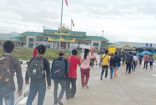 ထိုင်းနိုင်ငံမှ နေရပ်ပြန်လာသူ မြန်မာလုပ်သားများအား ၂၀၂၀ ဇွန် ၁၈ ရက်က တွေ့ရစဉ်