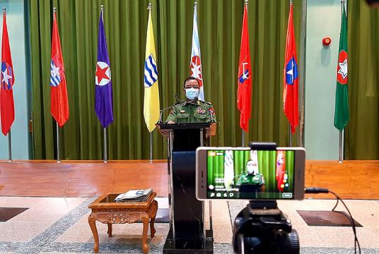  စက်တင်ဘာ ၄ ရက်က နေပြည်တော်တွင်ပြုလုပ်သည့် သတင်းစာရှင်းလင်းပွဲတွင် ဗိုလ်မှူးချုပ်ဇော်မင်းထွန်းအား တွေ့ရစဉ်