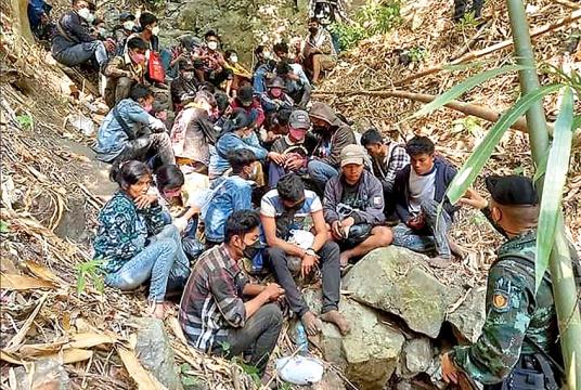 ဖမ်းဆီးခံရသူ မြန်မာနိုင်ငံသားအချို့ကို တွေ့ရစဉ်
