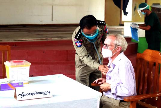 ၂၀၂၁ ခုနှစ် ဇူလိုင်လအတွင်းက အကျဉ်းထောင်အတွင်း ရှောင်တာနယ်အား ကိုဗစ်ကာကွယ်ရေး ထိုးနှံပေးနေမှုကို တွေ့ရစဉ်။