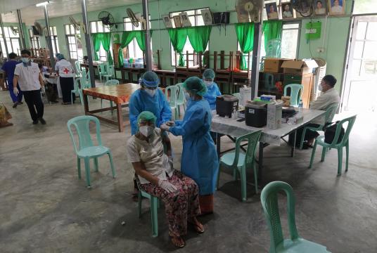 ရန်ကုန်မြို့တွင် COVID-19 ကာကွယ်ဆေးထိုးနှံမှုမြင်ကွင်း (ဓာတ်ပုံ-ကြည်နိုင်)