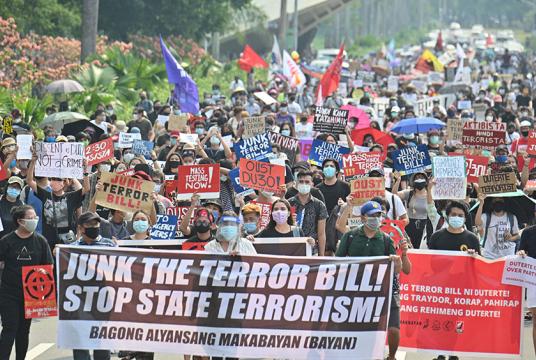 မနီလာမြို့တွင် အစိုးရ၏ အကြမ်းဖက်မှုတိုက်ဖျက်ရေးဥပဒေကြမ်းအား ဆန့်ကျင်ဆန္ဒပြသူများကို ဇွန် ၄ တွင် တွေ့ရစဉ်