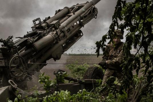 ယူကရိန်းအမြောက်တပ်ဖွဲ့ဝင်တစ်ဦးက အမေရိကန်လုပ် M777 Howitzer အမြောက်ဖြင့် ယူကရိန်းနိုင်ငံ ဒိုးနက်ဒေသရှိ ရုရှားတို့ ယူထားသည့် နေရာများဆီသို့ ပစ်ခတ်နေပုံ (Photo:The New York Times)