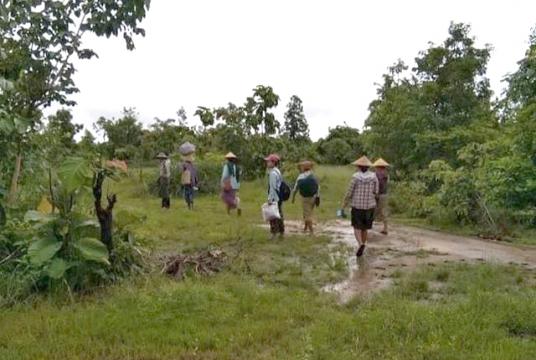 ကပေါင်းကျကျေးရွာ ဒေသခံများ ဘေးလွတ်ရာသို့  ထွက်ပြေးနေသည်ကို တွေ့ရစဉ်