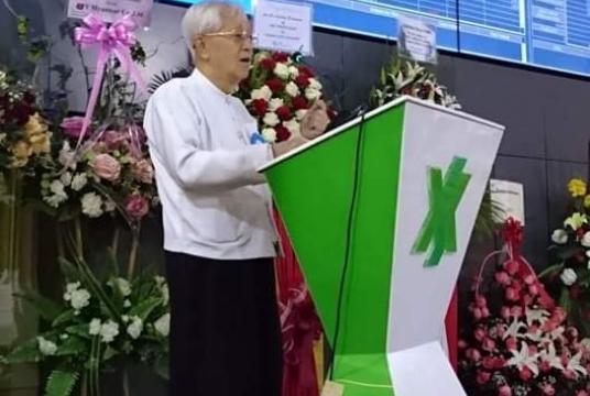 ဒေါက်တာစိန်မောင်အား အခမ်းအနားတစ်ခုတွင် တွေ့ရစဉ်