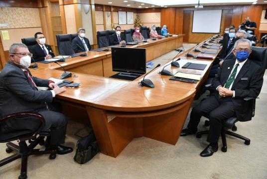 မလေးရှားနိုင်ငံခြားရေးဝန်ကြီး ဆိုင်ဖူဒင် (ဝဲ) နှင့် မလေးရှားနိုင်ငံခြားရေးဝန်ကြီး (ယာ) တို့အား စက်တင်ဘာ ၁ ရက်က ပူထရာဂျာရာ ရှိ နိုင်ငံခြားရေးဝန်ကြီးဌာနတွင် တွေ့ရစဉ် (Photo -  Bernama)