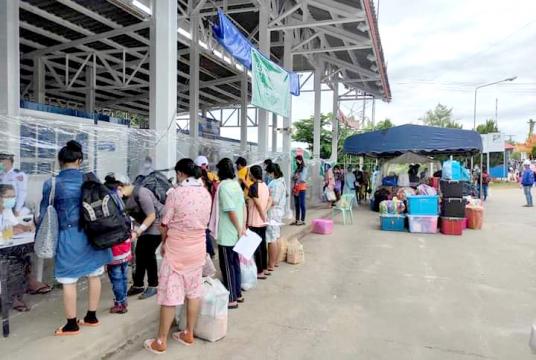 တာချီလိတ်မြို့သို့ ရောက်ရှိလာသည့် နေရပ်ပြန် မြန်မာရွှေ့ပြောင်းလုပ်သားများကို တွေ့ရစဉ် (ဓာတ်ပုံ- တာချီလိတ်ခရိုင် ထွေ/အုပ်)