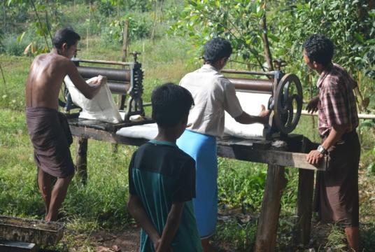 မွန်ပြည်နယ်အတွင်းရှိ ရော်ဘာလုပ်ငန်းခွင်တစ်ခုကို တွေ့ရစဉ်