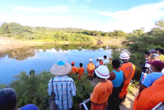 ရေနစ်သေဆုံးသူအား ရှာဖွေဆယ်ယူနေစဉ်