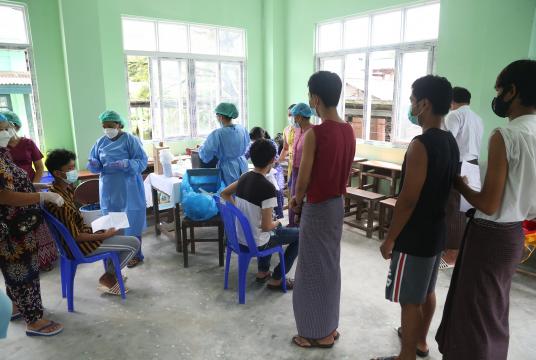  တောင်ဥက္ကလာပမြို့နယ်တွင် အသက် ၁၂ နှစ်နှင့်အထက် ကျောင်းသားကျောင်းသူများကို  COVID-19 ကာကွယ်ဆေး ထိုးနှံပေးနေစဉ် (ဓာတ်ပုံ-အောင်မျိုးသန့်)