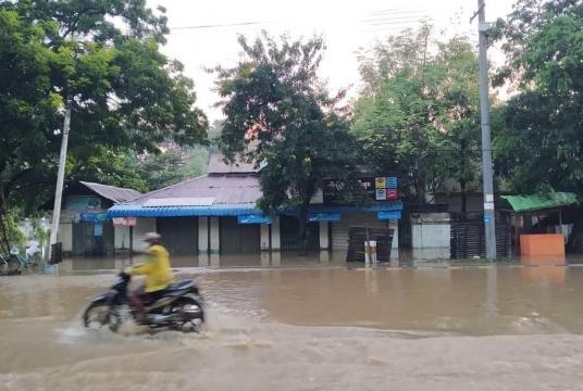 တောင်တွင်းကြီးမြို့တွင် မိုးသည်းထန်စွာရွာသွန်းမှုကြောင့် ရေကြီးရေလျှံမှုများ ဖြစ်ပေါ်နေသည်ကို အောက်တိုဘာ ၂၅ ရက်ကတွေ့ရစဉ် (ဓာတ်ပုံ- ကိုသုံးခွန်)