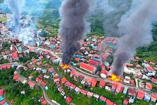 ၂၀၂၁ ခုနှစ် အောက်တိုဘာလကုန်ပိုင်းက ထန်တလန်မြို့တွင် နေအိမ်များ မီးလောင်နေသည်ကို တွေ့ရစဉ် (Photo-TWITTER via The Straits Times/ANN)