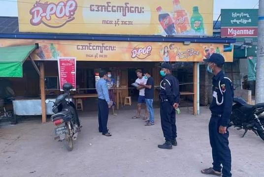 လားရှိုးမြို့အတွင်း ဈေးဆိုင်များကို တာဝန်ရှိသူတို့က ကိုဗစ်စည်းကမ်းများနှင့်အညီ ဖွင့်လှစ်နိုင်ရေး လိုက်လံစစ်ဆေးနေစဉ် (ဓာတ်ပုံ-နေမျိုး)