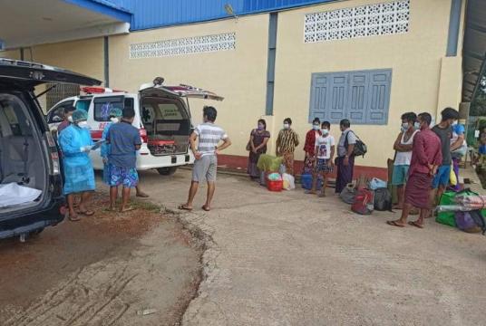 ချောင်းဆုံမြို့နယ်အတွင်း ကိုဗစ်လူနာများကို သယ်ဆောင်နေစဉ် (ဓာတ်ပုံ-ရောင်နီသစ် လူမှုကူညီကယ်ဆယ်ရေးအသင်း (ကွမ်သဲ))