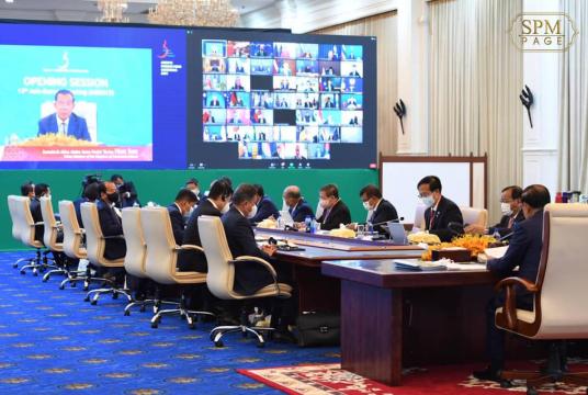 နိုဝင်ဘာ ၂၅ ရက်က ပြုလုပ်သော အာရှ-ဥရောပ အွန်လိုင်းအစည်းအဝေးအဖွင့်မိန့်ခွန်းအား ပြောကြားနေသည့် ကမ္ဘောဒီးယားဝန်ကြီးချုပ်ဦးဆောင်သော ကိုယ်စားလှယ်အဖွဲ့အား တွေ့ရစဉ်