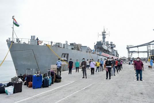   အီရန်တွင် သောင်တင်နေသော အိန္ဒိယနိုင်ငံသားများ ရေတပ်သင်္ဘောဖြင့် အာမက်ဒါဘတ်မှ ကီလိုမီတာ ၄၀၀ ခန့်အကွာရှိ Porbanda သို့ ဇွန် ၁၁ တွင် ရောက်ရှိလာစဉ်