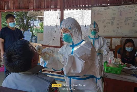 ပေါင်မြို့မရဲစခန်းအတွင်း အချုပ်သားများ ကိုဗစ် Positive တွေ့ရှိခဲ့ပြီးနောက် ရောဂါစစ်ဆေးမှုများပြုလုပ်နေသည်ကို တွေ့ရစဉ်  (ဓာတ်ပုံ-နတ်သား (ပေါင်))