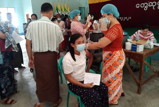 သထုံမြို့တွင် ကာကွယ်ဆေး‌ထိုးနှံပေးနေသည်ကိုတွေ့ရစဉ် (ဓာတ်ပုံ- ကိုဝင်းဇော်ဦး)