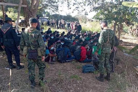 ထိုင်းနိုင်ငံအတွင်းသို့ တရားမဝင် ဝင်ရောက်သူမြန်မာရွှေ့ပြောင်းလုပ်သားအချို့အား ဖမ်းဆီးထားသည်ကို တွေ့ရစဉ်