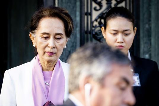 ဒီဇင်ဘာ ၁၂ ရက်က ICJ ၌ စစ်ဆေးကြားနာမှု ပထမပိုင်း ပြီးဆုံးချိန်တွင် တရားရုံးမှ ထွက်လာသည့်  ဒေါ်အောင်ဆန်းစုကြည်အား တွေ့မြင်ရစဉ်  (Photo: AFP)